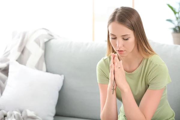 Vallásos fiatal nő imádkozik otthon — Stock Fotó