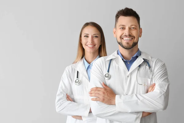 Portret van artsen op lichte achtergrond — Stockfoto