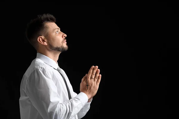 Religious man praying on dark background — Stock Photo, Image