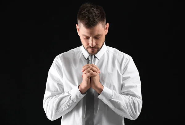 Dini adam karanlık arka plan üzerinde dua — Stok fotoğraf