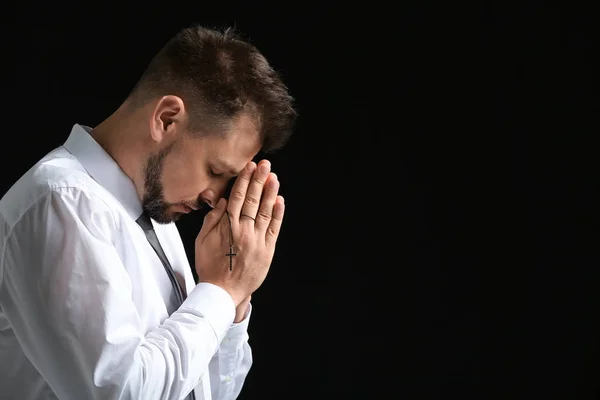 Religious man praying on dark background — Stock Photo, Image