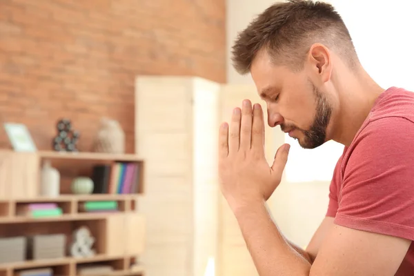 Religious man praying at home — Stock Photo, Image