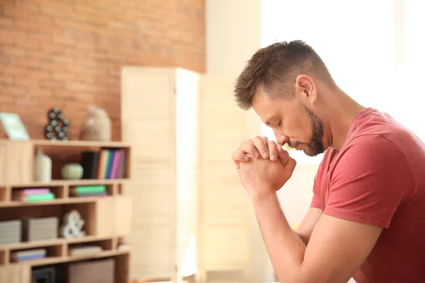 Religious man praying at home — Stock Photo, Image