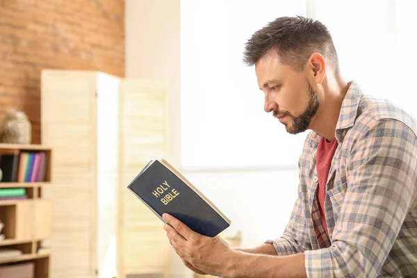 Religiöser Mann liest Bibel zu Hause — Stockfoto