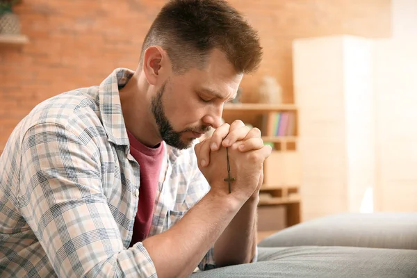 Религиозный человек молится дома — стоковое фото