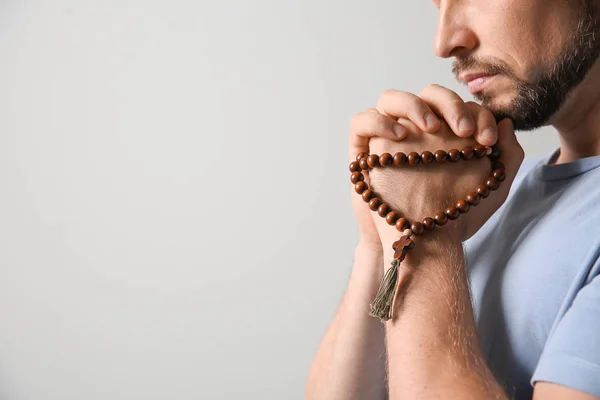 Religioso rezando sobre fondo claro — Foto de Stock