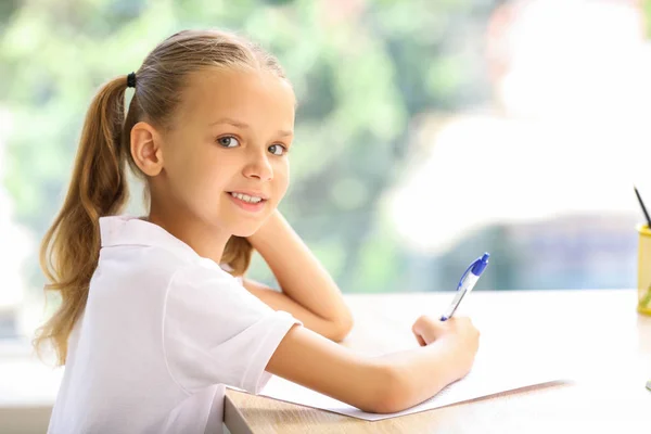 Leerling passerende school test in klaslokaal — Stockfoto