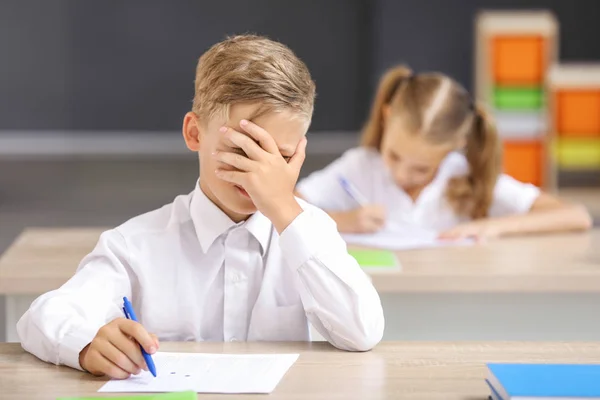 Aluno passando difícil teste escolar em sala de aula — Fotografia de Stock