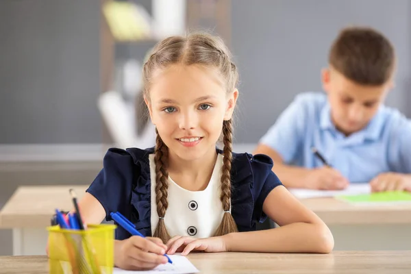 Aluno passando no teste escolar em sala de aula — Fotografia de Stock