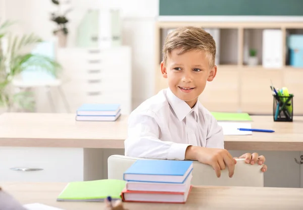 Elever under leksjon i klasserom – stockfoto