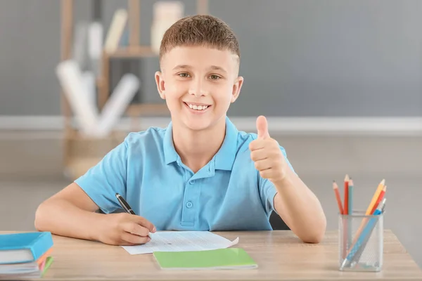 Eleven passerar skol provet i klassrummet — Stockfoto