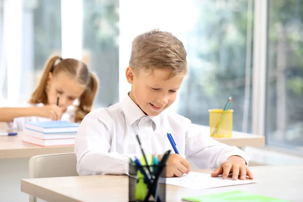 Schüler besteht Schultest im Klassenzimmer — Stockfoto