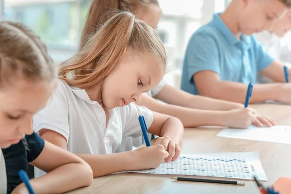 Schüler bestehen Schultest im Klassenzimmer — Stockfoto