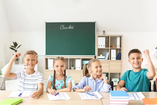 Alumnos tras superar con éxito el examen escolar en el aula — Foto de Stock