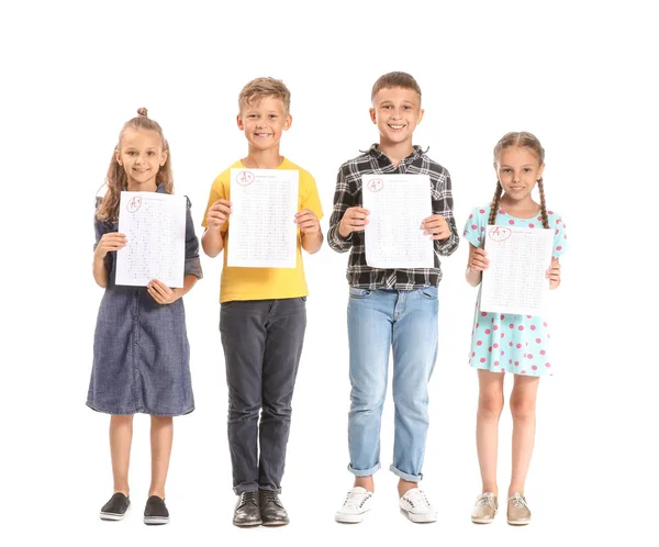 Glückliche Kinder mit Antwortblättern für Schultests auf weißem Hintergrund — Stockfoto