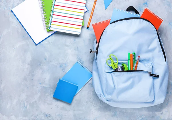 색 배경으로 된 학교 가방 과 편지지 — 스톡 사진