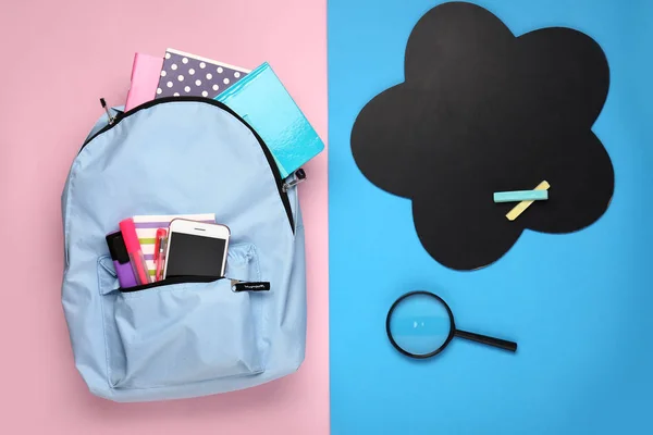School rugzak en briefpapier op kleur achtergrond — Stockfoto