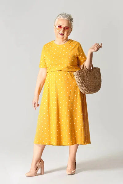 Mujer de edad avanzada con estilo sobre fondo gris —  Fotos de Stock