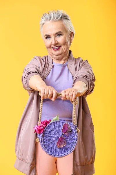 Стильная пожилая женщина на цветном фоне — стоковое фото