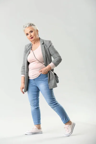 Mujer de edad avanzada con estilo sobre fondo claro — Foto de Stock