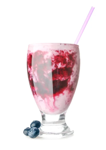Glas Blaubeerjoghurt auf weißem Hintergrund — Stockfoto