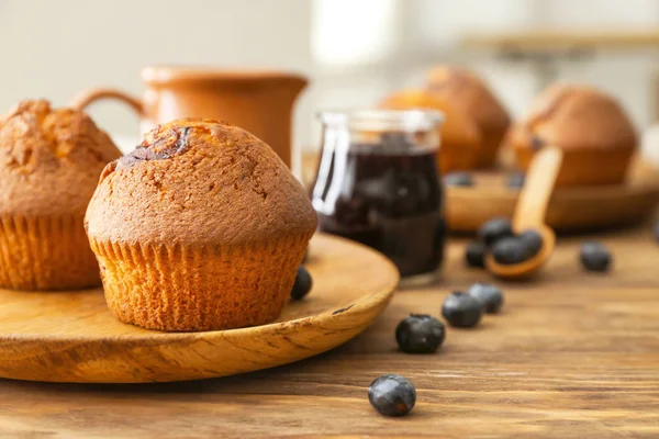 Plaka ile lezzetli blueberry muffins ahşap tablo — Stok fotoğraf