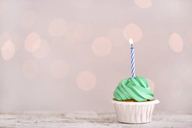 Defokus ışıkları karşı Tasty Birthday cupcake