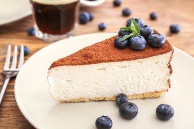 Tabakta yaban mersini ile lezzetli kek, closeup