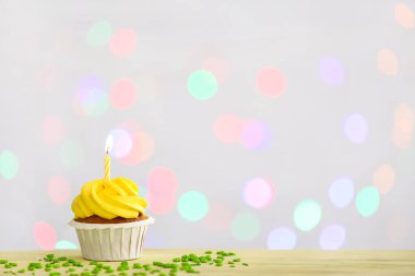 Defokus ışıkları karşı Tasty Birthday cupcake