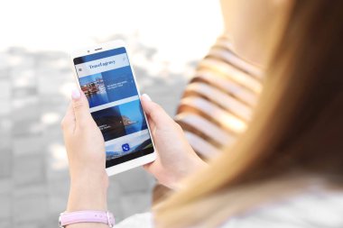 Seyahat acentesi web sitesini ziyaret cep telefonu ile Kadın