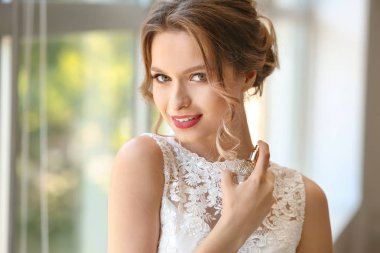 Kapalı parfüm şişesi ile güzel genç gelin