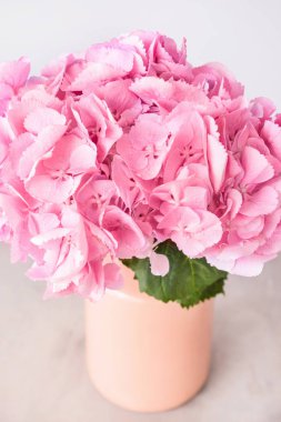 Masada güzel ortanca çiçekleri olan vazo