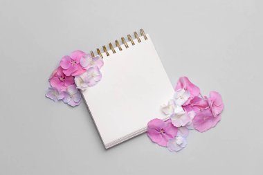 Güzel ortanca çiçekler ve hafif arka plan üzerinde dizüstü bilgisayar