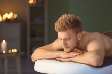 yakışıklı genç adam rahatlatıcı spa salonda