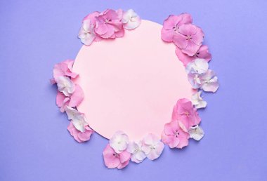 Güzel ortanca çiçekler ve renk arka plan üzerinde boş kart