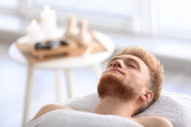 yakışıklı genç adam rahatlatıcı spa salonda