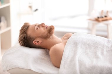 yakışıklı genç adam rahatlatıcı spa salonda