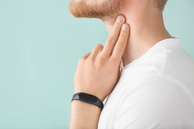 Adam renk arka plan, closeup onun nabız kontrol