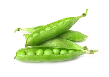 Beyaz arka planda taze bezelyeler.