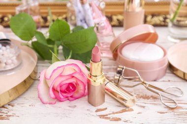 Ahşap tuvalet masası üzerinde gül çiçeği ile Makyaj kozmetik