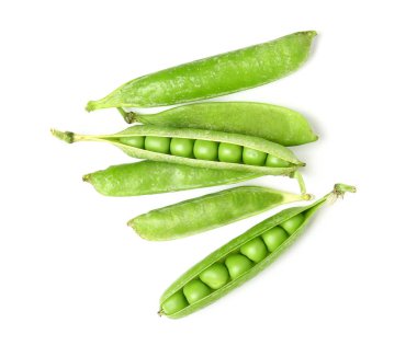 Beyaz arka planda taze bezelyeler.