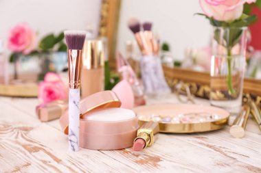 Ahşap tuvalet masası üzerinde fırça ile Makyaj kozmetik