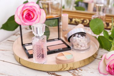 Ahşap tuvalet masasında makyaj kozmetikleri