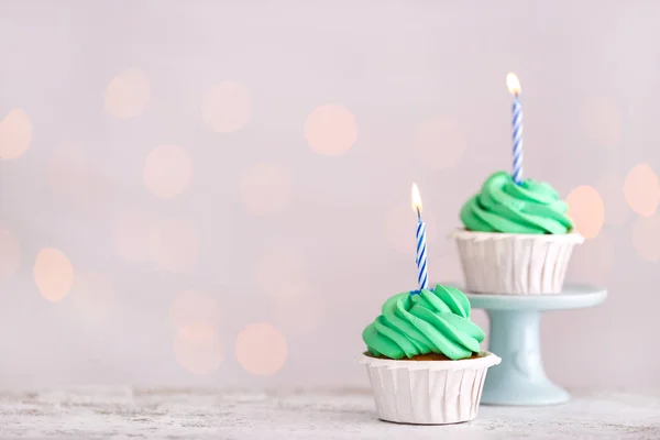 Смачні кекси на день народження проти розфокусованих вогнів — стокове фото