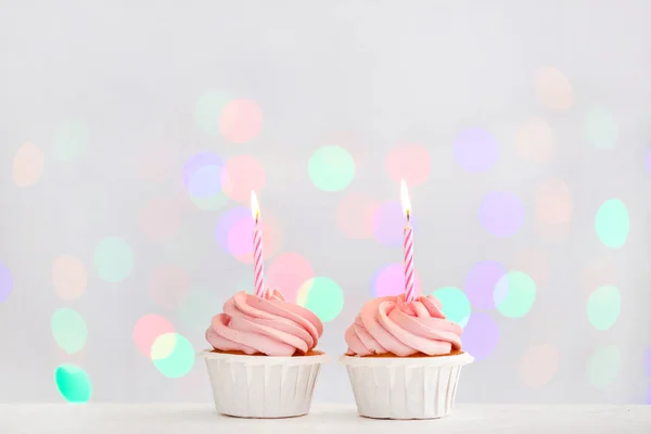 Gustosi cupcake di compleanno contro le luci sfocate — Foto Stock