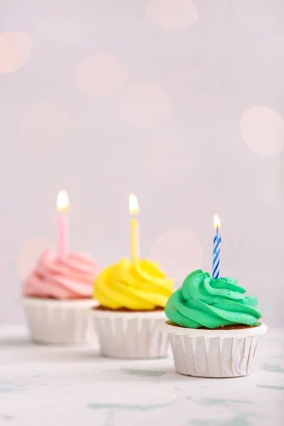 Асортимент смачних кексів на день народження проти розфокусованих вогнів — стокове фото