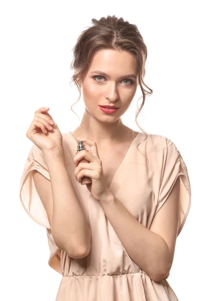 Hermosa joven con botella de perfume sobre fondo blanco —  Fotos de Stock