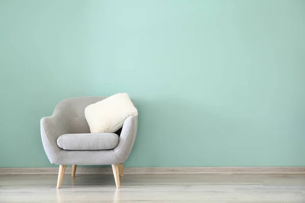 Cómodo sillón cerca de la pared de color en la habitación — Foto de Stock