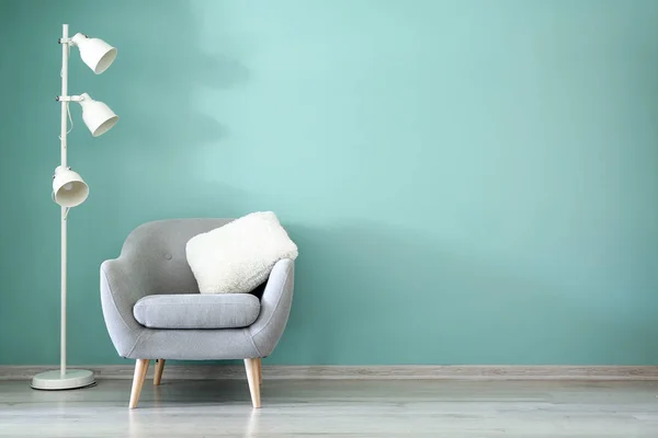 Интерьер современной комнаты с креслом и лампой — стоковое фото