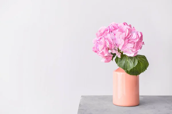 Vaso con bellissimi fiori di ortensia sul tavolo — Foto Stock